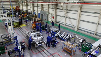 Une chaine de montage de l'usine de Dieppe, le 14 décembre 2017. (CHARLY TRIBALLEAU / AFP)