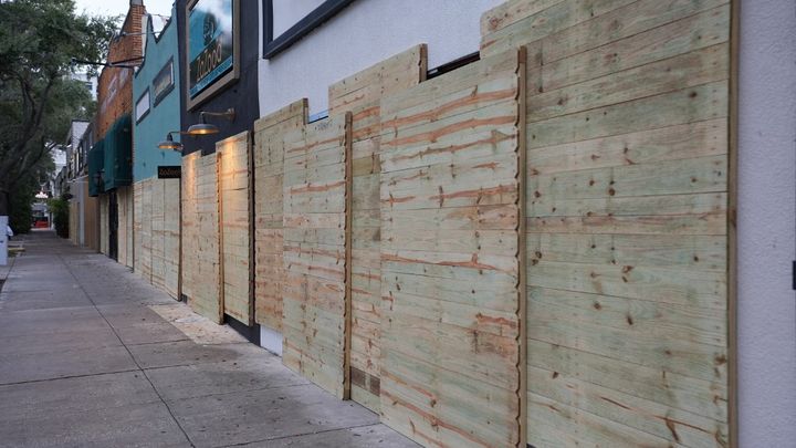 Des commerces protégés par des panneaux en bois à Saint-Peterbourg (Floride), le 8 octobre 2024, en prévision du passage de l'ouragan Milton. (LOKMAN VURAL ELIBOL / ANADOLU / AFP)