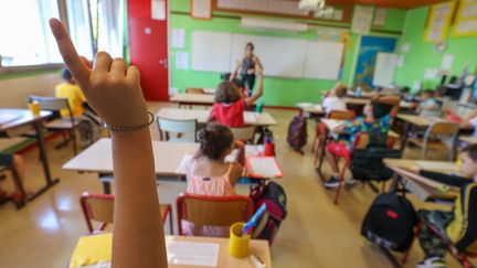 Un enfant lève la main en classe. (Photo d'illustration)&nbsp; (LIONEL VADAM  / MAXPPP)