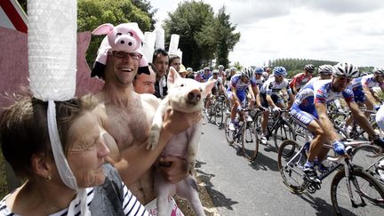 Des supporters et un cochon lors de la cinqui&egrave;me &eacute;tape du Tour de France 2011, en Bretagne. (PASCAL ROSSIGNOL / REUTERS)