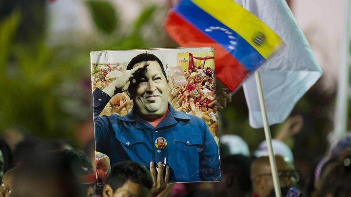 Des soutiens du pr&eacute;sident par interim, Nicolas Maduro, c&eacute;l&egrave;brent la victoire de l'h&eacute;ritier d'Hugo Chavez &agrave; l'&eacute;lection pr&eacute;sidentielle dimanche 14 avril &agrave; Caracas (Venezuela). (RAUL ARBOLEDA / AFP)