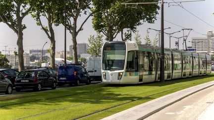 Un tramway&nbsp;boulevard Masséna à Paris en 2013 (GUY BOUCHET / PHOTONONSTOP)