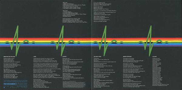 L'intérieur de la pochette gatefold de "Dark Side of the Moon" de Pink Floyd avec les paroles (une première pour le groupe), traversée de l’arc-en-ciel dont le vert ondule comme les battements de cœur sur un moniteur d’hôpital (une idée de Roger Waters). (HIPGNOSIS)