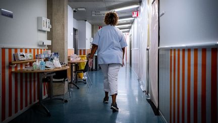 Une infirmière dans les couloirs de l'unité Covid-19 à l'hôpital de Liège (Indre-et-Loire), le 13 novembre 2020. (MARTIN BERTRAND / HANS LUCAS / AFP)