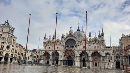 La place Saint-Marc déserte, à Venise (Italie), fin janvier 2021. (BRUCE DE GALZAIN / RADIO FRANCE)