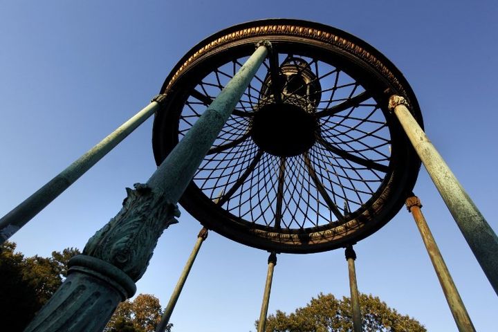 La Gloriette de Buffon du Jardin des Plantes des Plantes de Paris (contreplongée du kiosque) 
 (Manuel Cohen / MCOHEN)