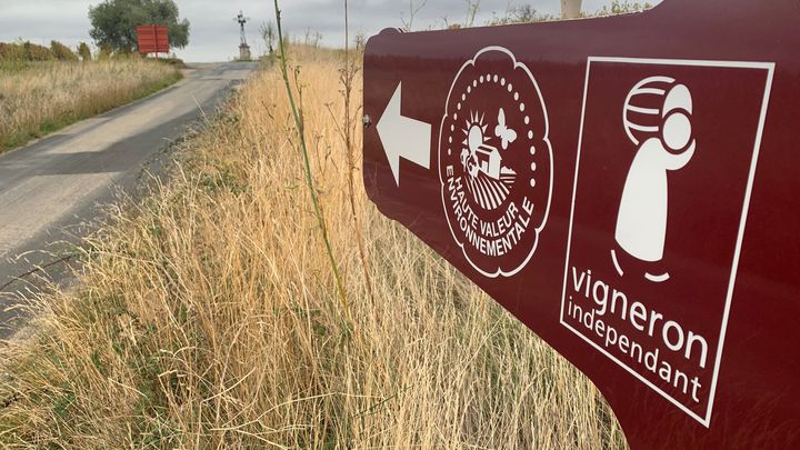 Un logo vigneron indépendant et un logo Haute valeur environnementale devant une exploitation, le 20 octobre 2020. (MATTHIEU TUREL / MAXPPP)