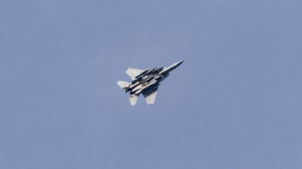 Un avion de chasse F-15 de l'armée israélienne survole la bande de Gaza, le 22 novembre 2023. (JACK GUEZ / AFP)