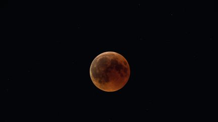 Une photo de la Lune lors de la précédente éclipse, le 27 juillet 2018 au-dessus d'Athènes (Grèce). (ARIS MESSINIS / AFP)