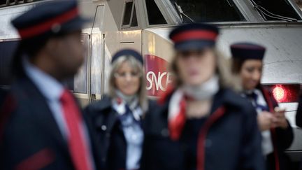 Des agents de la SNCF, le 18 décembre 2014, à Paris. (MAXPPP)