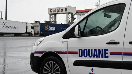 Un véhicule de la douane sur le port de Calais (Pas-de-Calais). (DENIS CHARLET / POOL)