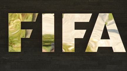 Un logo de la Fifa, au si&egrave;ge de l'instance, &agrave; Z&uuml;rich (Suisse), le 27 juillet 2012. (SEBASTIEN BOZON / AFP)