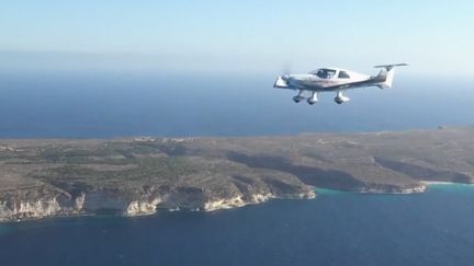 Les autorités italiennes ont décidé de clouer au sol un avion de l'association française des pilotes volontaires qui survole la Méditerranée pour repérer des migrants en détresse. Explications dans le 13 Heures. (CAPTURE ECRAN FRANCE 2)