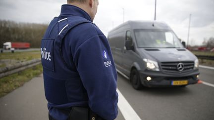 Un officier de&nbsp;police belge à la frontière avec la France, le 22 mars 2016. (KENZO TRIBOUILLARD / AFP)