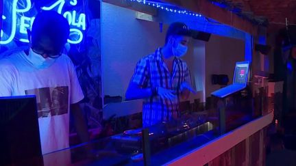 Des DJ dans un bar d'ambiance (FRANCEINFO)