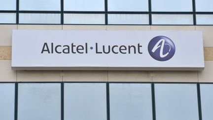 La fa&ccedil;ade d'un b&acirc;timent d'Alcatel-Lucent, &agrave; V&eacute;lizy-Villacoublay (Essonne), le 23 juillet 2009. (ERIC PIERMONT / AFP)