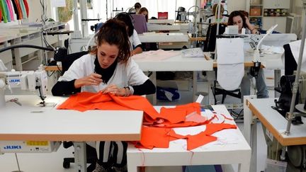 Ouvrières de l'usine Courrèges à Pau (2013)
 (JEAN-PIERRE MULLER / AFP)