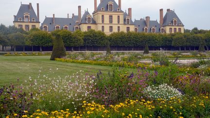 Utilis&eacute; par les rois de France comme r&eacute;sidence de chasse d&egrave;s le XIIe si&egrave;cle, le palais&nbsp;de Fontainebleau est entour&eacute; d'un splendide jardin et d'une immense f&ocirc;ret. Il&nbsp;fut transform&eacute;, agrandi et embelli au XVIe si&egrave;cle par Fran&ccedil;ois Ier qui voulait en faire une "nouvelle Rome". (THOMAS MUNCKE / DPA / AFP)