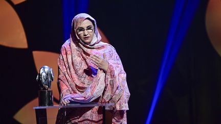 La militante sahraouie non-violente pour les droits de l'Homme au Sahara occidental, Aminatou Haidar, reçoit le Prix Right Livelihood au Cirkus de Stockholm, en Suède, le 4 décembre 2019. (ERIK SIMANDER / TT NEWS AGENCY)