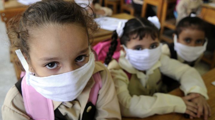 Des &eacute;coli&egrave;res du Caire, la capitale de l'Egypte, portent des masques de protection pour se prot&eacute;ger de la grippe H1N1, dans leur salle de classe, le 4 octobre 2009. (REUTERS)