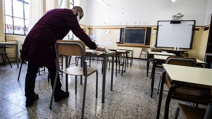 Préparatifs dans une classe d'école à Rome, le 29 mars 2021, en prévision de la reprise des cours. (ANGELO CARCONI / EPA/ANSA VIA MAXPPP)