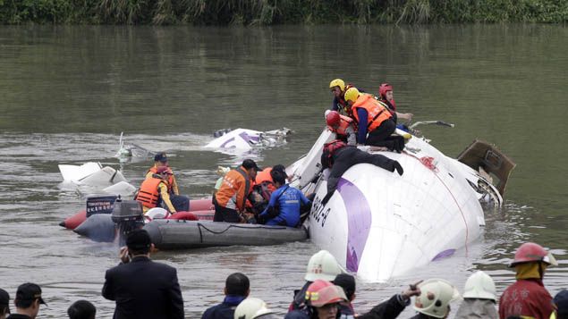 &nbsp; (Les secouristes sur la carcasse de l'avion de la Transasia qui s'est écrasé à Taïwan ce mercredi © Reuters-Pichi Chuang)