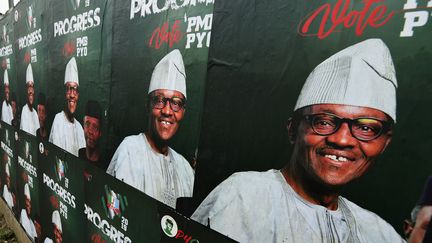 La campagne électorale pour l'élection présidentielle du 16 février 2019 au Nigeria bat son plein. Ici, une affiche représentant le président sortant&nbsp;Muhammadu Buhari, candidat du Congrès des progressistes (APC). (PIUS UTOMI EKPEI / AFP)