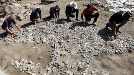 Des archéologues découvrent l'"ancêtre" des mosaïques méditérranéennes près du village de&nbsp;Buyuk Taslik, dans la province de&nbsp;Yozgat&nbsp;, en Turquie, le 21 septembre 2021. (ADEM ALTAN / AFP)