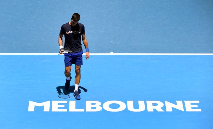 Novak Djokovic, ici à l'entraînement sur le court du Melbourne Park le 12 janvier 2022, ne peut pas participer à l'Open d'Australie après un long combat avec les autorités australiennes. (WILLIAM WEST / AFP)