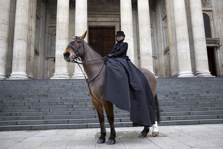 Un modèle signé Sarah Burton pour Alexander McQueen, février 2015
 (USTIN TALLIS / AFP)