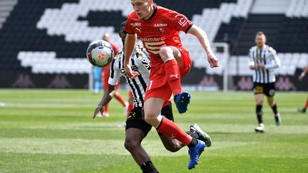 Le défenseur de Rennes Adrien Truffert (devant) et l'attaquant d'Angers Mohamed-Ali Cho pendant le match de Ligue1, à Angers, le 17 avril 2021. (LOIC VENANCE / AFP)