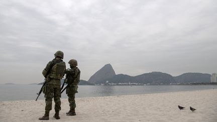 Des marines brésiliens participent aux répétitions du dispositif de sécurité des JO sur une plage de Rio de Janeiro, le 19 juillet 2016. (CHRISTOPHE SIMON / AFP)