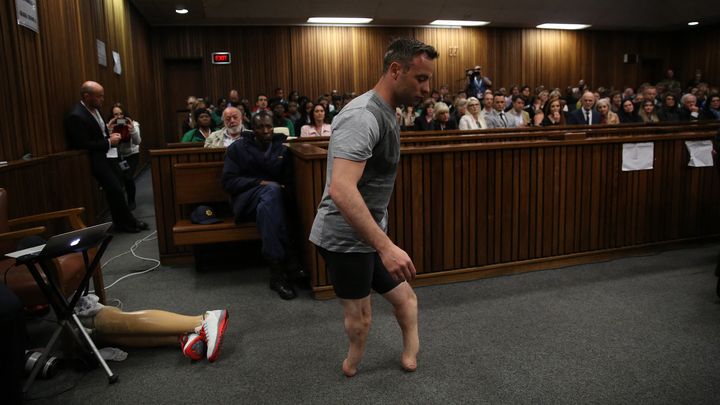 Oscar Pistorius apparaît pour la première fois sans ses prothèses, le 15 juin 2016, devant la Haute cour de Pretoria. (SIPHIWE SIBEKO / AFP)