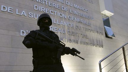 Un policier marocain devant le Bureau central d'investigation judiciaire &agrave; Sale (Maroc), le 23 mars 2015.&nbsp; (  REUTERS)