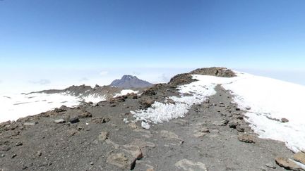 Capture d'&eacute;cran de Google Street View montrant le pic Uhuru, point culminant&nbsp;du Kilimandjaro, en Tanzanie. (GOOGLE STREETVIEW / FRANCETV INFO)