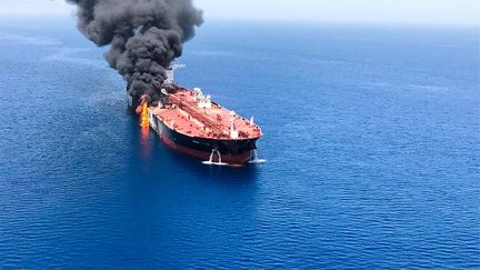 Le pétrolier Front Altair en feu, dans le Golfe d'Oman, le 13 juin 2019. (STRINGER / ISNA NEWS AGENCY)