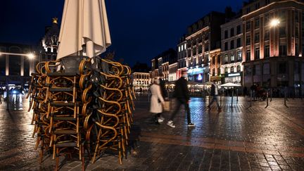 A Lille (Nord), les&nbsp;passants se dépêchent de rentrer chez eux quelques minutes avant 21 heures, le 17 octobre 2020.&nbsp; (DENIS CHARLET / AFP)