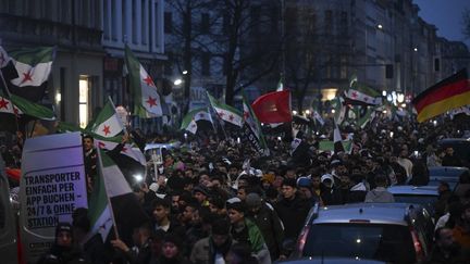 Des Syriens vivant à Berlin se sont rassemblés sur la place Oranienplatz, à Kreuzberg, pour célébrer la chute de Bachar al-Assad, le 8 décembre 2024. (HALIL SAGIRKAYA / ANADOLU via AFP)