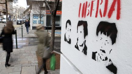 Un graffiti "Liberté" dans une rue de Bastia, avec les silouhettes d'Yvan Colonna, Alain Ferrandi et&nbsp;Pierre Alessandri, en mars 2022. (PASCAL POCHARD-CASABIANCA / AFP)