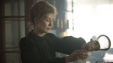 Marie-Curie, incarnée par Rosamund Pike, dans le film&nbsp;Radioactive&nbsp;de Marjane Satrapi. (@2019 STUDIOCANAL SAS AND AMAZON CONTENT SERVICES LLC)