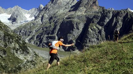 Un coureur de l'UTMB sur le parcours en août 2015. (GREGORY YETCHMENIZA / MAXPPP)