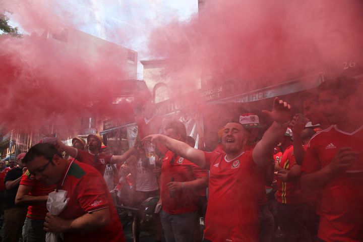 Avant le match, la ville rose a été repeinte en rouge. (METIN PALA / ANADOLU AGENCY / AFP)