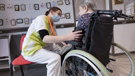 Une infirmière prend la tension d'une résidente d'un Ehpad de Clapiers (Hérault), le 15 avril 2021, lors d'une campagne de vaccination contre le Covid-19. (MAXPPP)