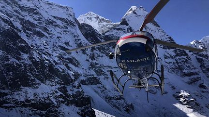 Un hélicoptère de recherche&nbsp;de la compagnie&nbsp;Kailash Helicopter Services vole au-dessus du site où ont disparu trois Français, dans le massif de l'Everest (photo d'archives). (KAILASH HELICOPTER SERVICES / AFP)