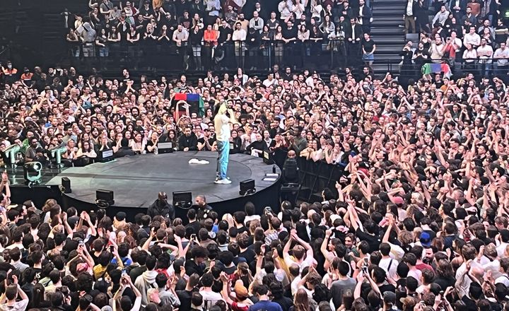 Le rappeur français OrelSan sur scène à l'AccorArena de Paris Bercy, le 16 mars 2022. (LAURE NARLIAN / FRANCEINFO CULTURE)