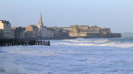 La ville de Saint-Malo lors des grandes marées. Vue des façades de la ville en front de mer. Février 2020. (BENJAMIN FONTAINE / FRANCE-BLEU ARMORIQUE)