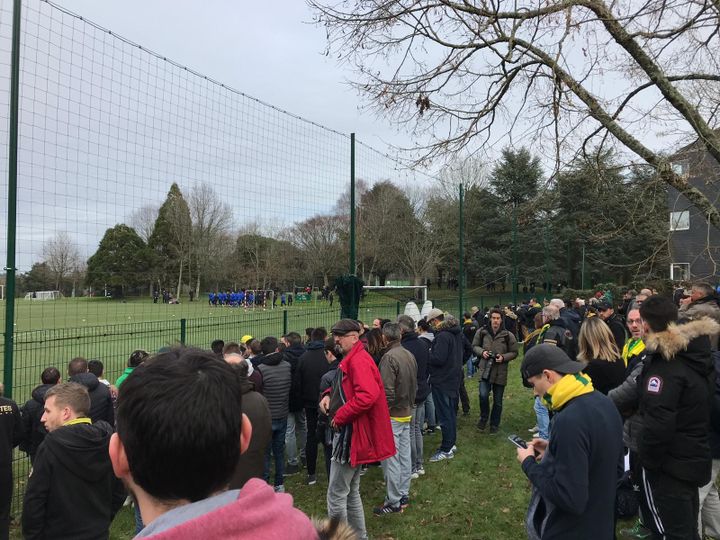 Des supporters du FC Nantes rendant hommage à Emiliano Sala, le 24 janvier.&nbsp; (SOIZIC BOUR / FRANCE-BLEU LOIRE OCÉAN)