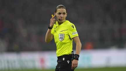 Stéphanie Frappart arbitrant le match de Ligue des champions entre le Bayern Munich et le FC Copenhague, à Munich, le 29 novembre 2023. (ULRIK PEDERSEN / AFP)