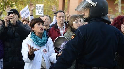 Venus des h&ocirc;pitaux et de centres de sant&eacute; de Madrid (Espagne) et de sa r&eacute;gion, les professionnels de sant&eacute; d&eacute;noncent dimanche 9 d&eacute;cembre 2012 la privatisation pr&eacute;vue de six h&ocirc;pitaux et 27 dispensaires, sur les 270 de la r&eacute;gion. (JAVIER SORIANO / AFP)