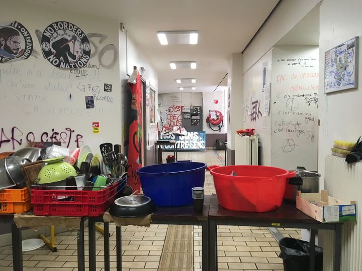 La vaisselle des occupants de la faculté de Tolbiac sèche dans le hall, le 18 avril 2018 à Paris. (BENOIT ZAGDOUN / FRANCEINFO)